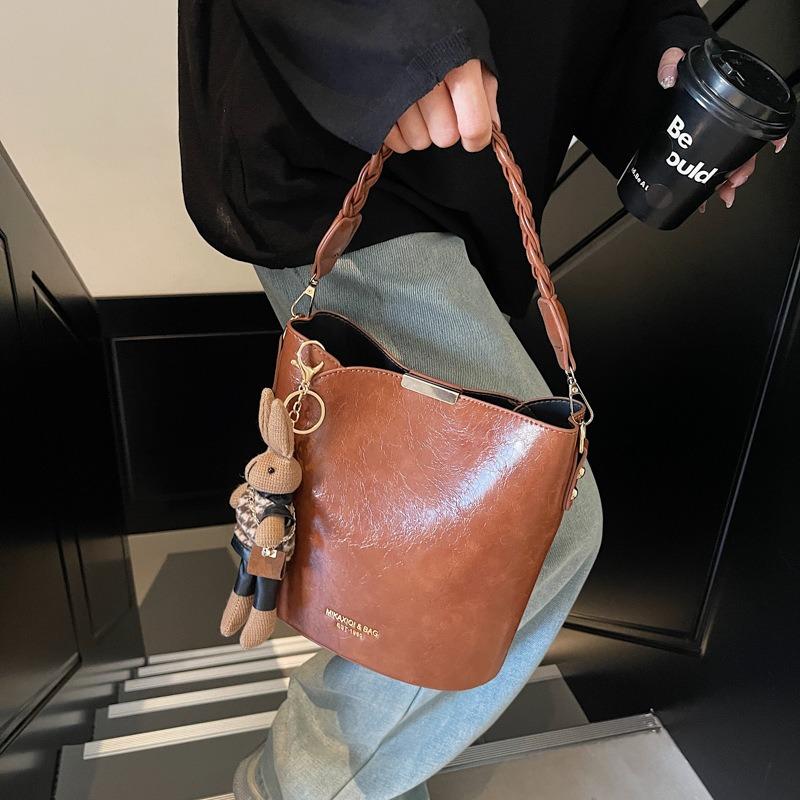 Retro Niche Design Bag Women's New High-end Texture Versatile Messenger Bag Portable Bucket Bag
