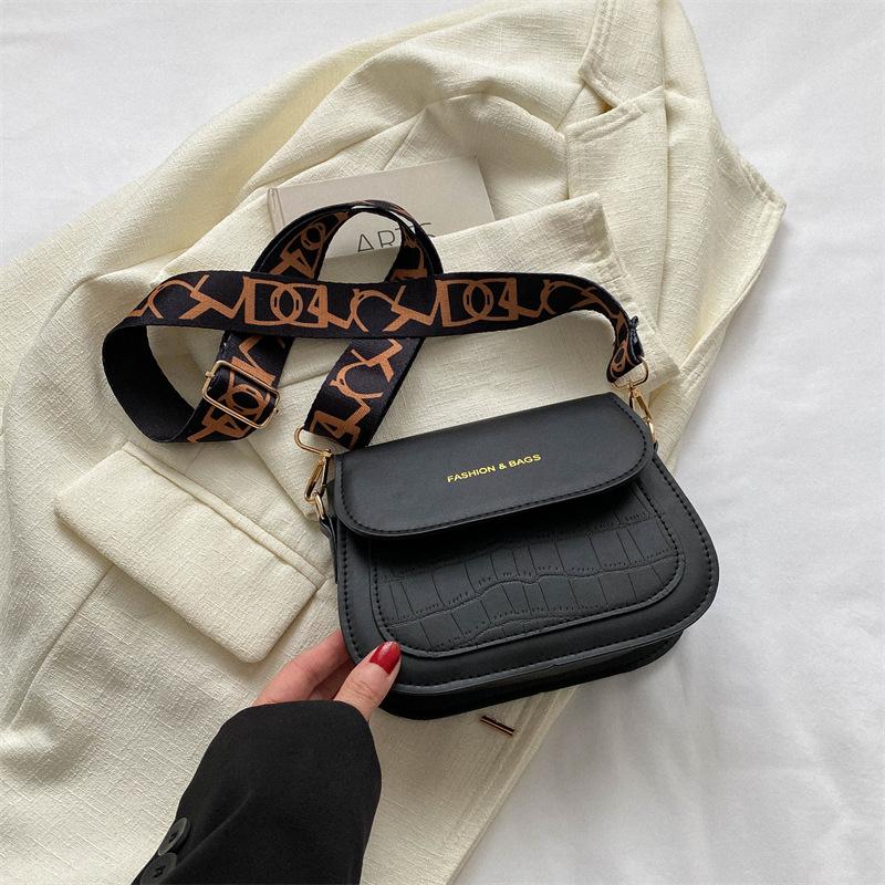 Popular simple casual small bag women's 2025 spring new foreign style small square bag fashion trend shoulder bag