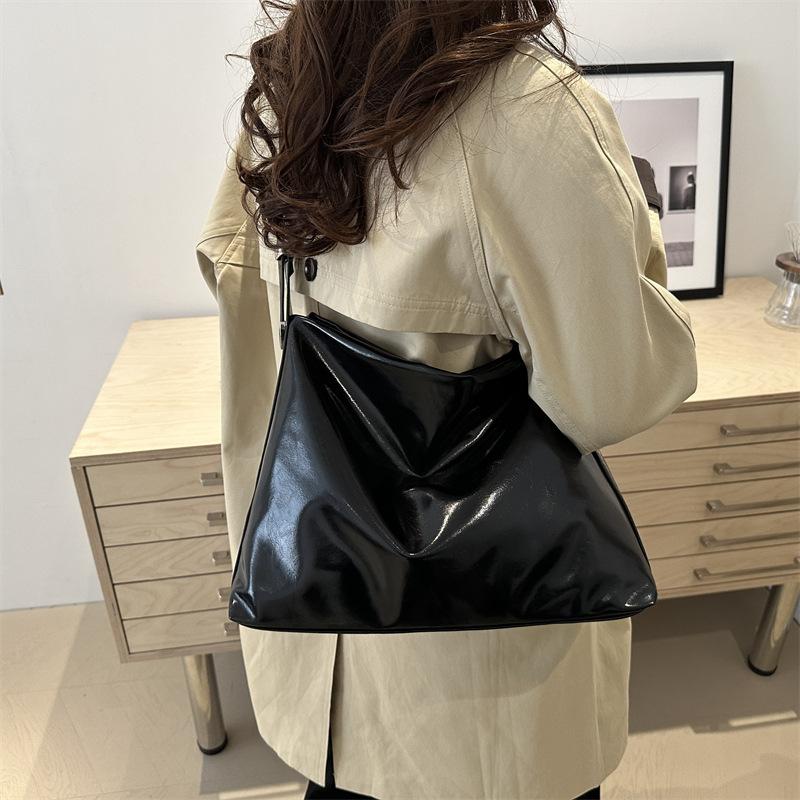 2025 new product retro Hong Kong style premium soft leather tote bag Korean large-capacity commuter versatile women's messenger bag