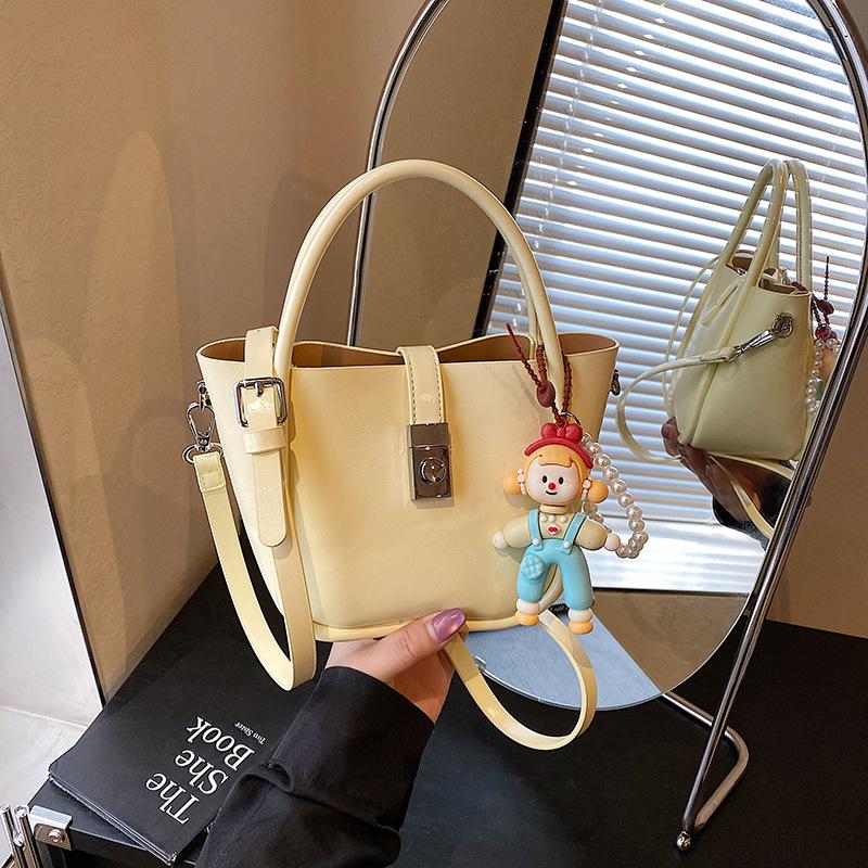 Högklassig liten väska dam 2025 ny mode mångsidig axelremsväska sommar populär handväska hinkväska