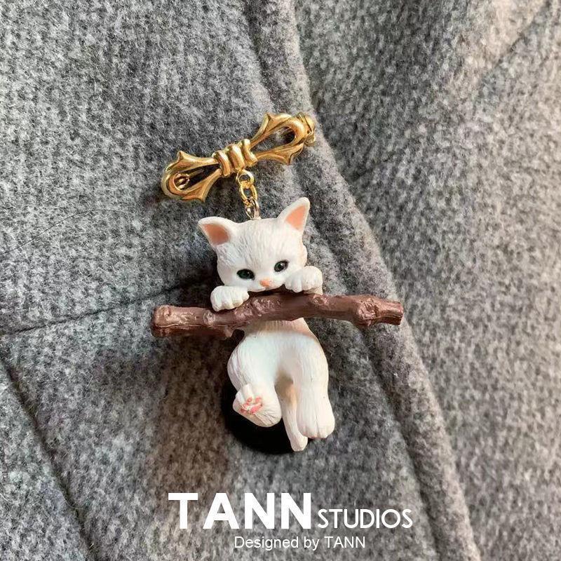 Hugging Branch Kitten Brooch: Cute 3D Cat Pin for Clothes, Bags, and Pendants