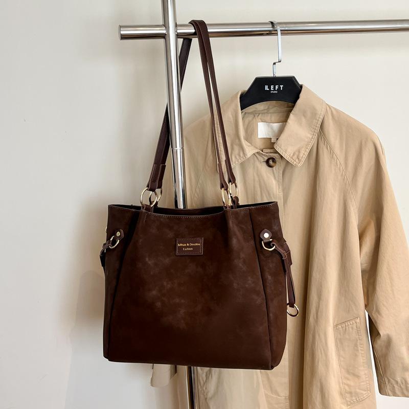 Retro popular bag women s new fashionable large-capacity shoulder bag high-value student commuting tote bag