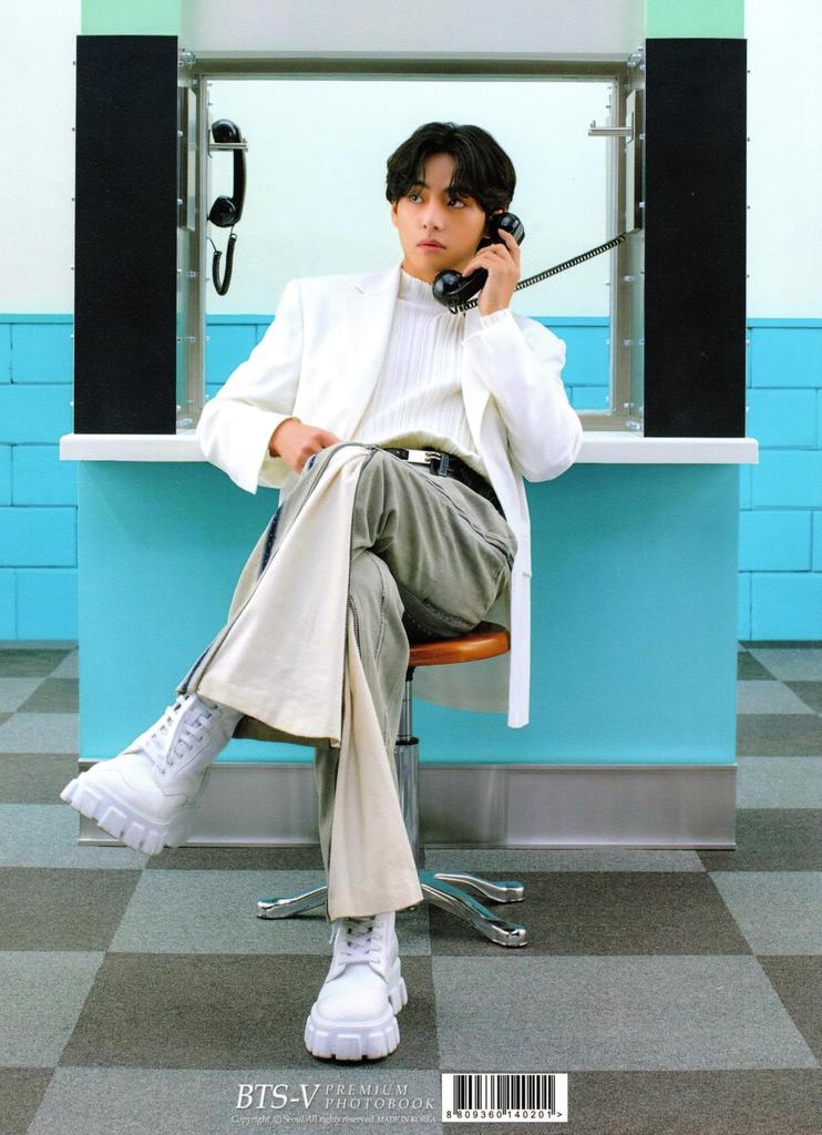 BTS V Taehyung Premium Photo Book – Large K-POP Photobook, 34 Pages, 30.5 X 22 Cm