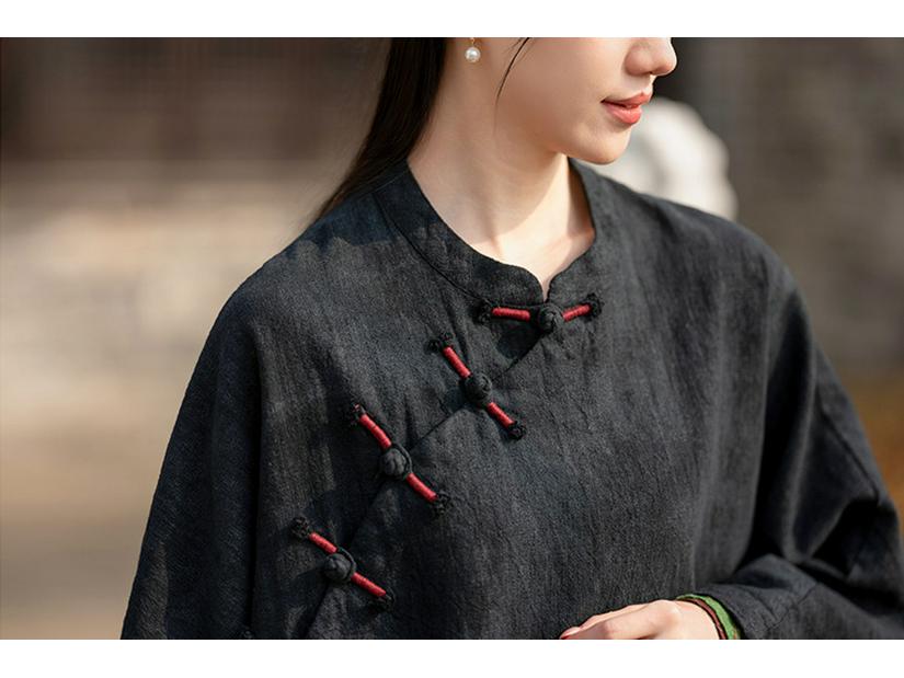 Top da Donna Retro Autunnale in Ramia Lavata ad Sabbia con Collo Rialzato, Effetto Ombré, Abbottonatura Obliqua e Bottoni a Rana