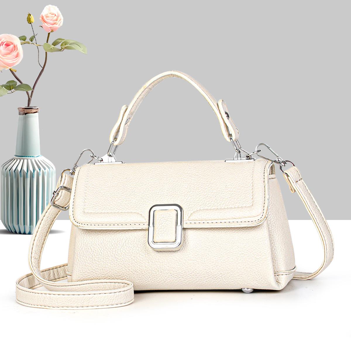 

Retro high-end portable small square bag women s 2025 new niche design fashionable and versatile commuter shoulder messenger bag бежевый