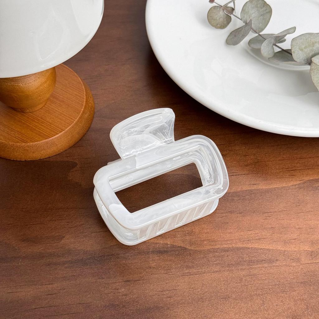 

Элегантная большая заколка для волос из ПК-материала с мраморным узором для модных причесок Square White 6.5cm