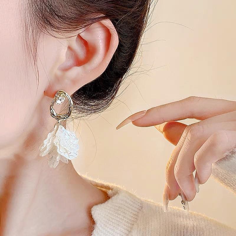 Elegant Pearl Flower Tassel Earrings with Luxurious Design