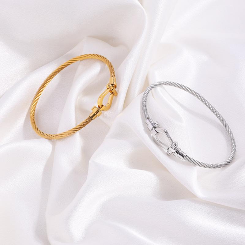 Women Fashion Able Minimalist and Colorfast Bracelet Golden Magnetic Thread Horseshoe Bracelet Titanium Steel Bracelet