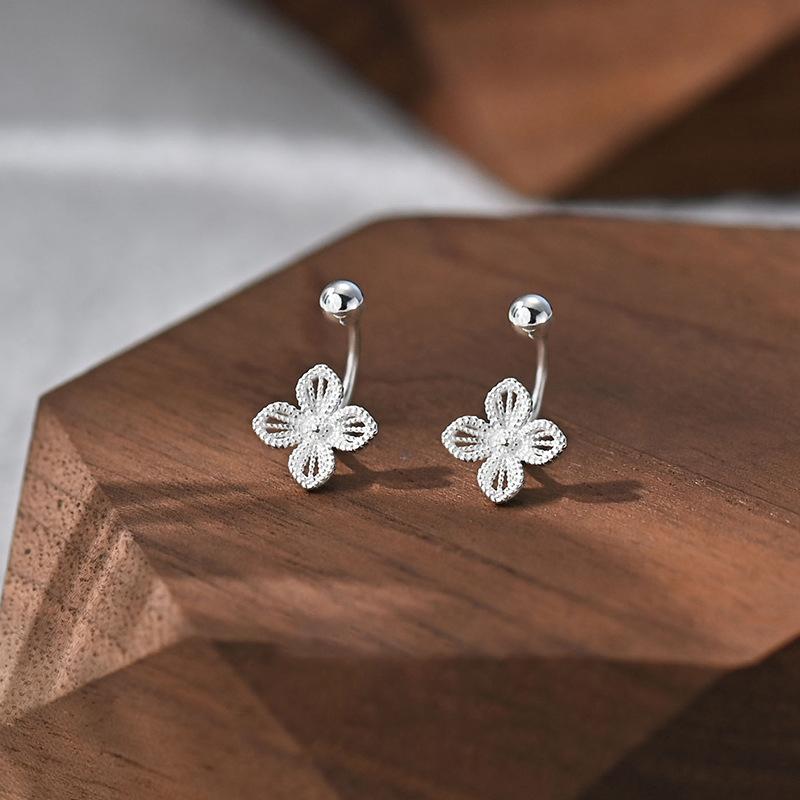 

ANENJERY Silver Color Hollow Four Leaf Flower Earrings For Women Simple Sweet Mini Temperament Jewelry Gifts Wholesale серебряный