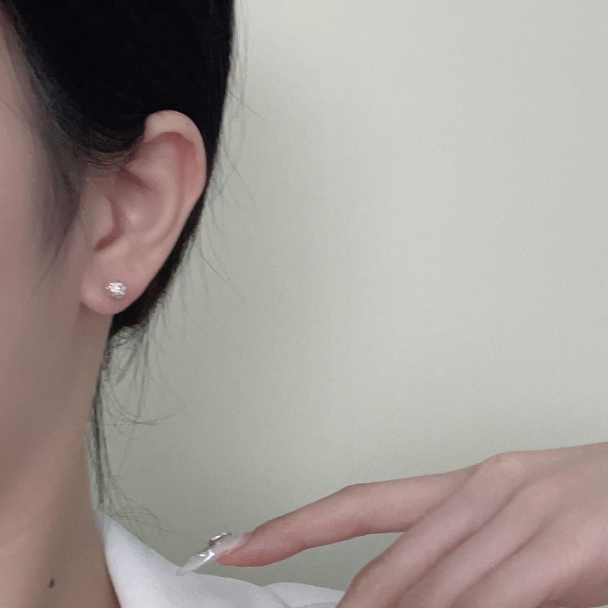 

Ankola Red Pearl Tassel Earrings: Exquisite and Colorful Round Ball Design, Niche High-End Trend. 5mm each