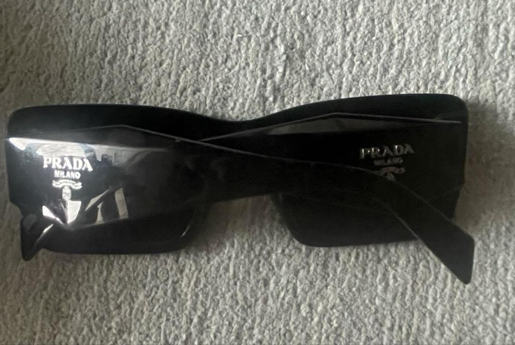 [ΜΕΤΑΧΕΙΡΙΣΜΕΝΑ] Αυθεντικά γυαλιά ηλίου με το λογότυπο σύμβολο της Prada (αρχείο) φορεμένο από τη Νίκη