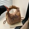 Yogodlns Dámské Plyšové kabelky z umělé kožešiny Ruched Hand Small Lady Crossbody Kabelka Ležérní Half Moon Hobos Zimní kabelky pro ženy