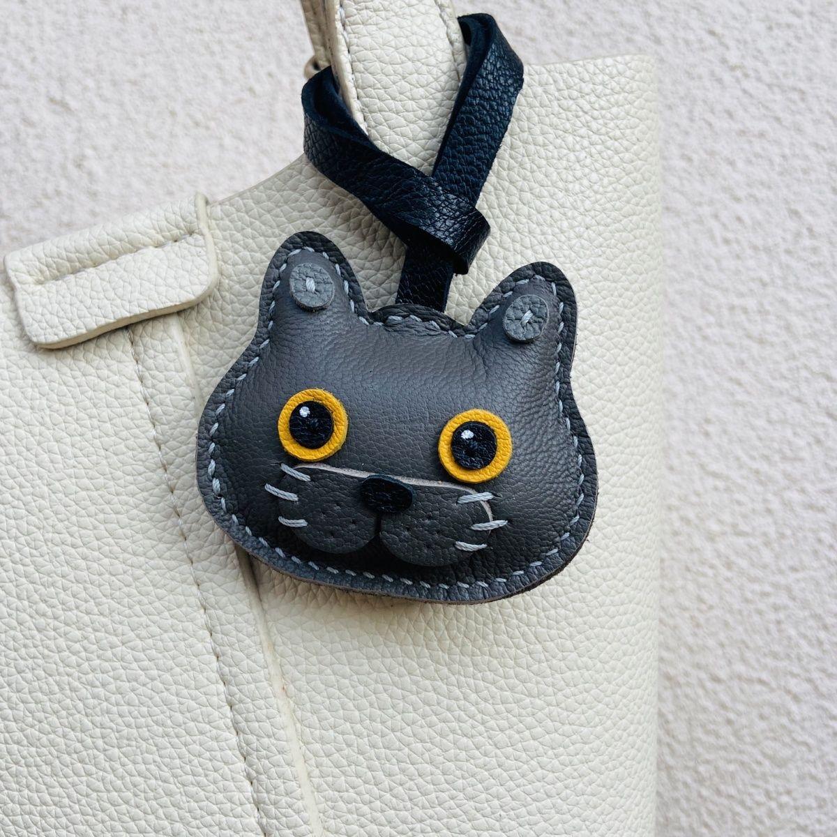 

Handmade genuine leather decorative keychain in gray, shaped like a cute cat чёрный