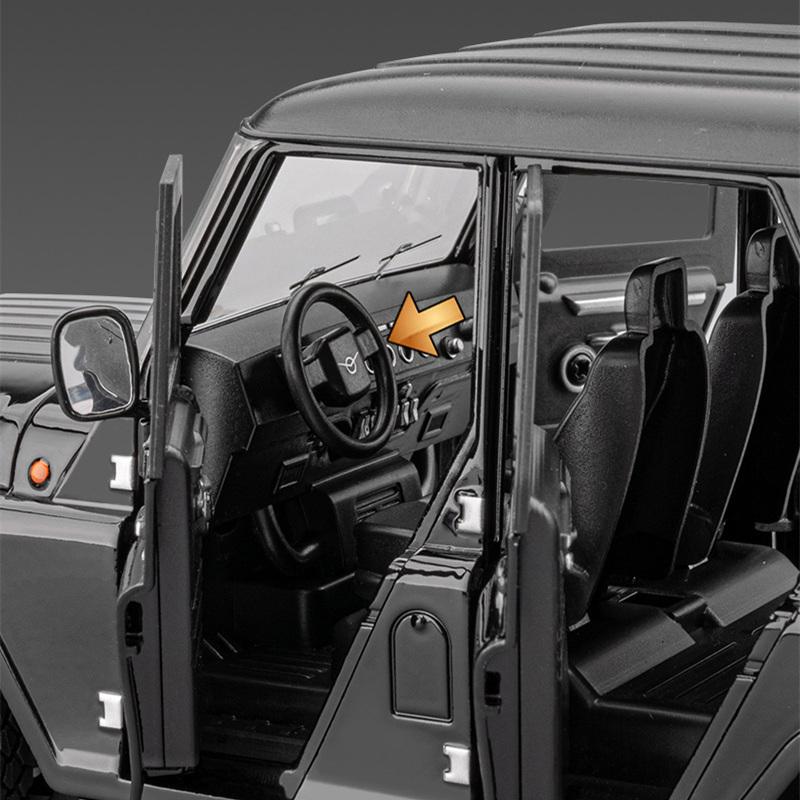 1/18 UAZ Hunter SUV Alloy Car Model Diecast Metal Off-road Vehicle Car Model Simulation Sound and Light Collection Kids Toy Gift