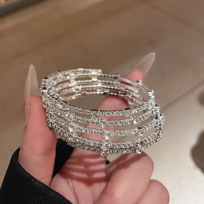 Elegantes Zirkon Buchstaben Blumen Armband: Hochwertiger vielseitiger Armreif für Damen