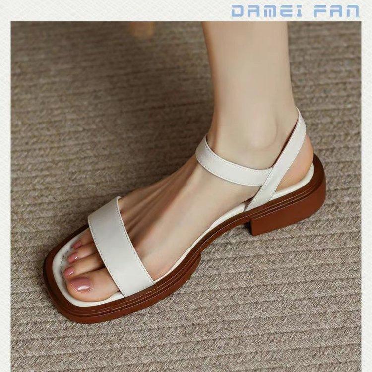 

Женские летние сандалии из мягкой кожи на квадратном каблуке, новинка 2025 года, французские ретро-сандалии на мягкой подошве с ремешком через подъем, римские сандалии 42