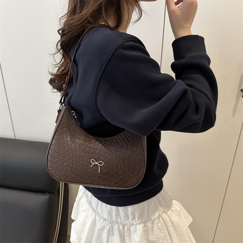 Sac axillaire petit sac femme printemps et été nouvelle mode polyvalent sac bandoulière messenger design de niche sac croissant