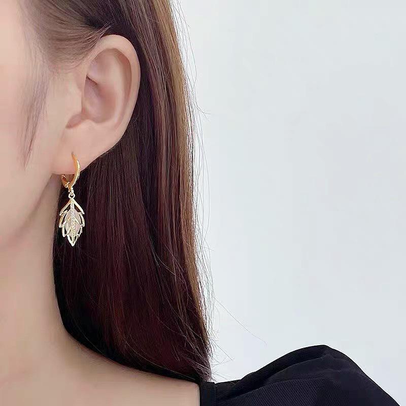 High-End Korean Women's Earrings: Micro-Inlaid Cat's Eye Stone, Leaf Design, Ear Hooks, Light Luxury, Fashionable and Personalized.