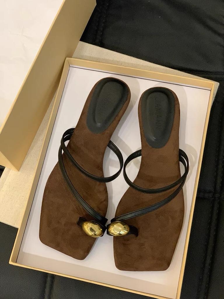 Pointed French wedge heel retro cool slippers women's outer wear 2025 summer new niche set toe strap Roman sandals