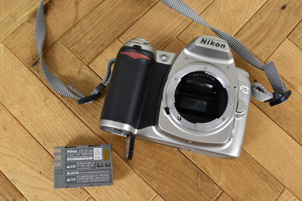 Nikon D50 6.1 MP Digital SLR Camera Body Only Silver Tested