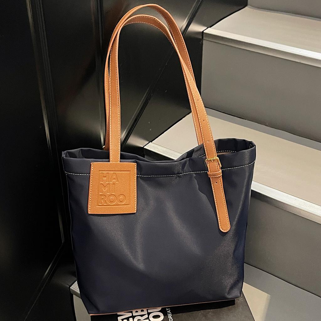 Simple, lightweight and large-capacity nylon cloth tote bag women's 2025 new high-end casual solid color mommy shoulder bag