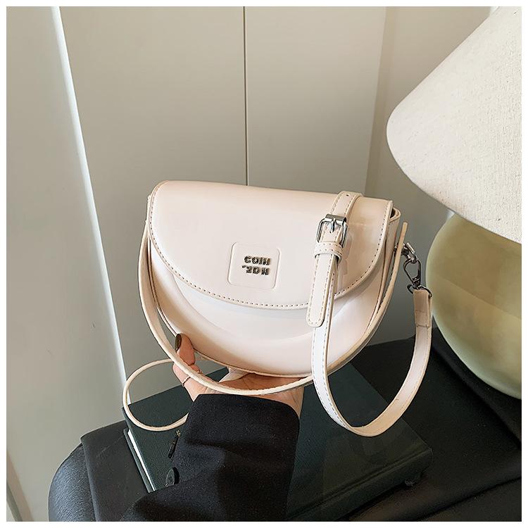 

Korean version of niche trend shoulder bag 2025 new fashion temperament messenger bag high-end French simple saddle bag белый