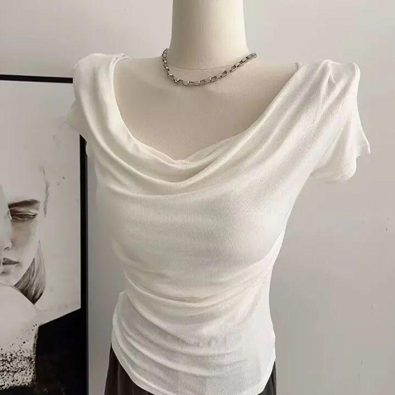 Unregelmäßiges Plissee-Off-Shoulder-Kuhhals-T-Shirt - Sommer 2024