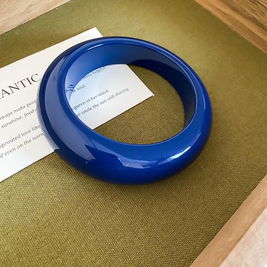 Unique Retro Resin Bracelet: Personalized Fashion Jewelry for Women