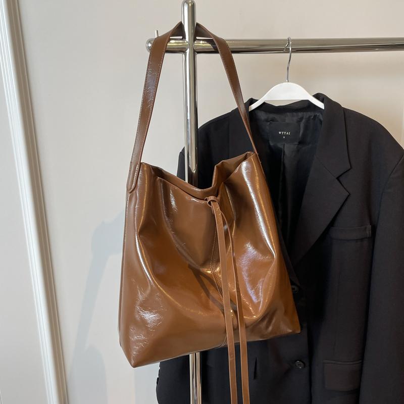 Мягкая кожаная большая вместительная сумка-тоут для женщин — фото 4