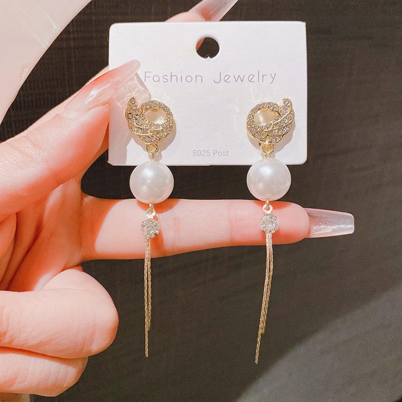 Orecchini alla moda con frange, lussuosi e sofisticati, dal fascino elegante. Lunghi Orecchini di Perle per uno Stile Versatile e Raffinato.