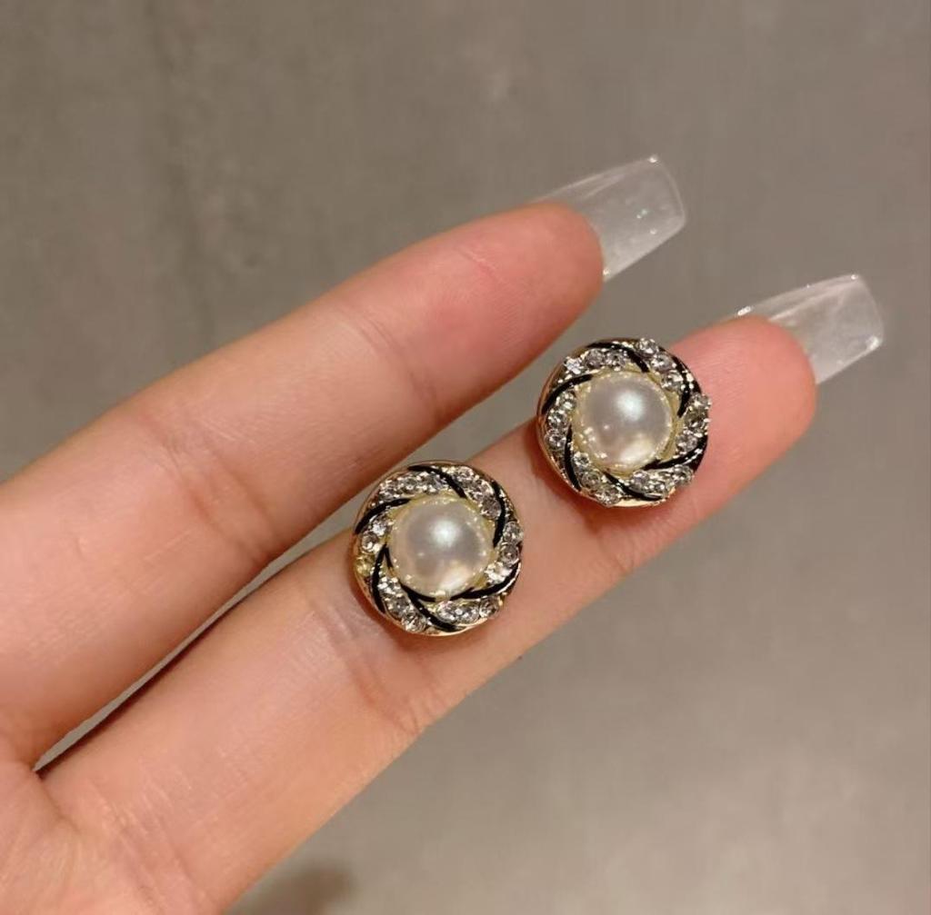 Minimalist French Drop Earrings: Retro, Sweet, Versatile Design with Light Luxury and Unique Personality