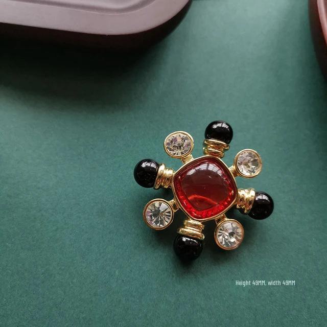 

Брошь с драгоценными камнями в стиле барокко: Винтажный аксессуар в средневековом стиле для женщин