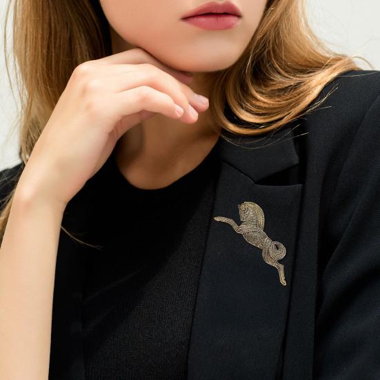Retro Style Brooch Enamel Golden Plated Horse Design Brooch Pin Suit Collar Lapel Badge Stylish Accessory