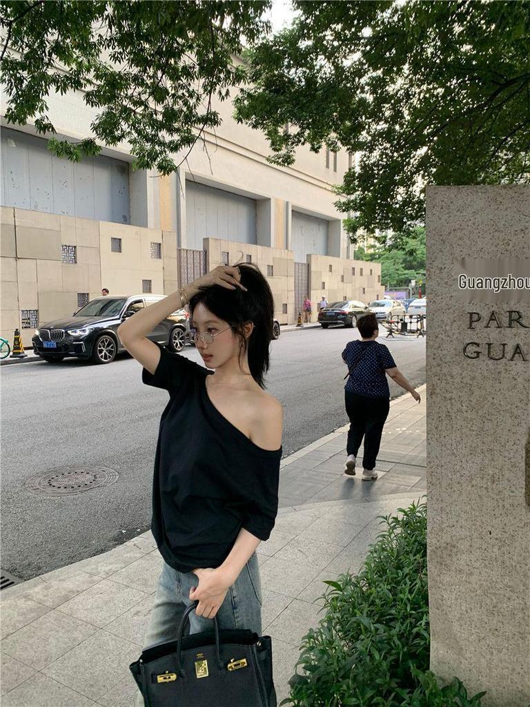 Camiseta Gris de Manga Corta con Hombros Descubiertos para Mujer - Top Casual, Holgado y Sencillo de Verano