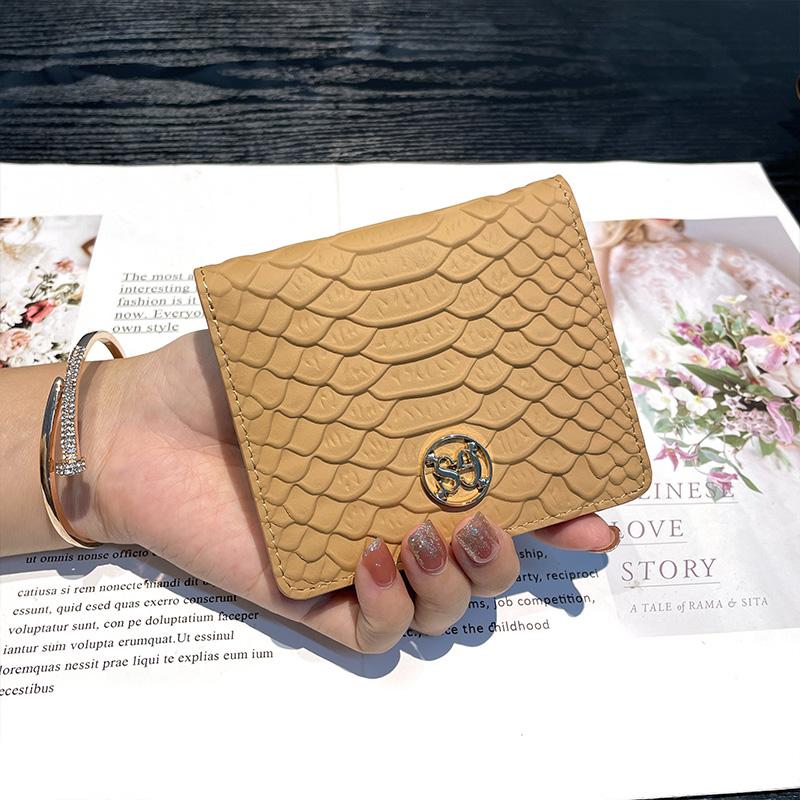 

2024 Нові короткі гаманці зі змійовим візерунком Жіноча сумка з двома складками з натуральної шкіри, перший шар волової шкіри Гаманець для карток жовтий