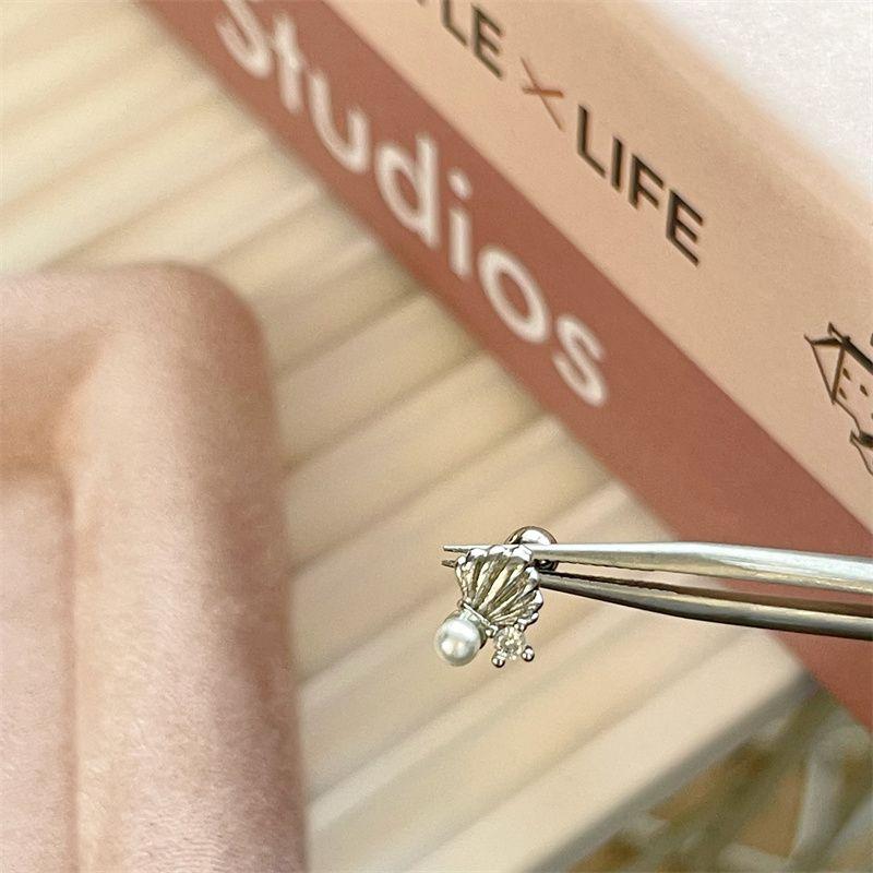 

Wynnes Beach Combination Pearl Earring Rhinestone Ball Shell A pair of shell earrings (titanium steel screws)