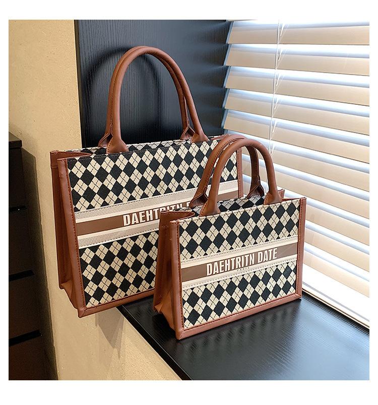 

Fashion retro contrasting color rhombus portable tote bag new shoulder armpit bag women s popular large-capacity commuter bag Small коричневый