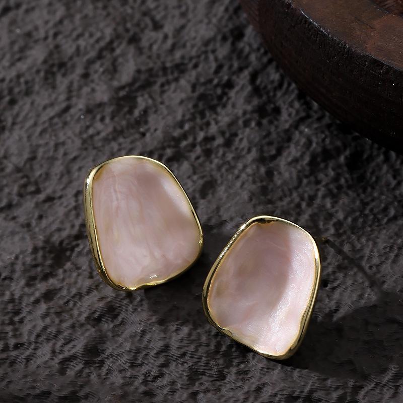 

Niche personality design sense arc drop glaze stud earrings temperament advanced sense earrings fashion commuting simple versatile earrings рожевий