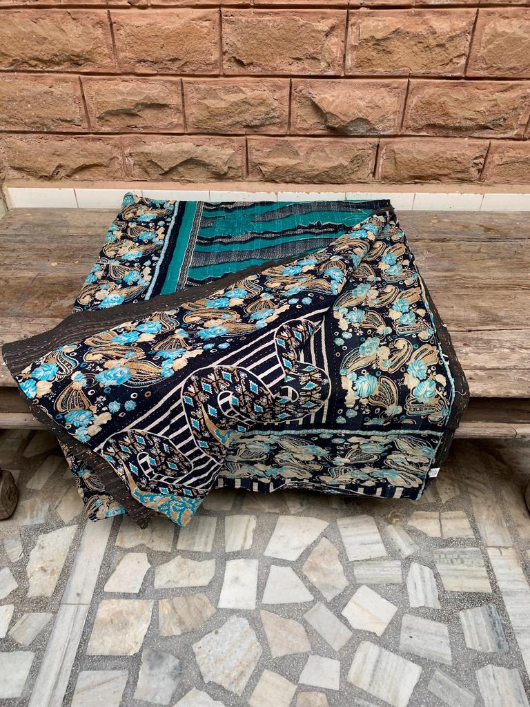 Handgefertigte Kantha-Steppdecke: Vintage indische Baumwoll-Kuscheldecke (96" x 62")