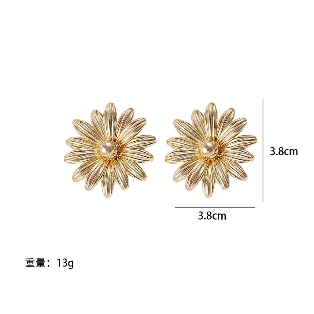 Retro Style Daisy Earrings, Luxury Design, Three-dimensional Petal Earrings