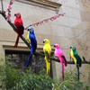 Neidische Porzellan-Papageienfigur mit Federn: Kleines Vogelmodell zur Dekoration für Haus und Garten