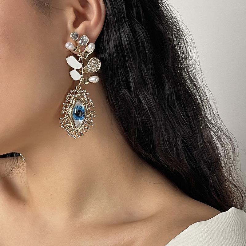 Design Dripping Oil Leaf Earrings, Fashionable Retro Temperament, Eye Diamond Earrings, Earrings.