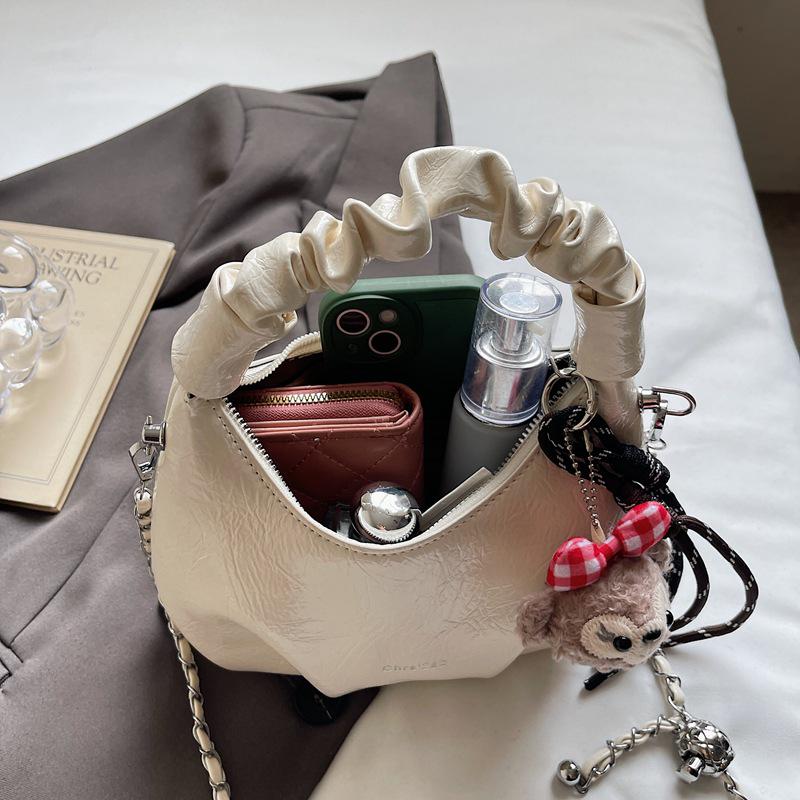 Women's Versatile Pleated Crossbody Handbag - Stylish Chain Shoulder Bag for a Chic Look.