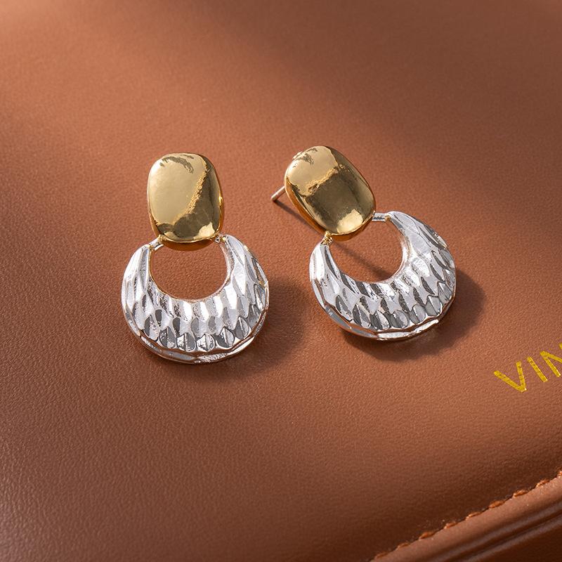 Gold And Silver Two-Color Plaid Flash Earrings French Retro Simple Light Luxury Temperament Earrings Versatile High-End Earrings Women