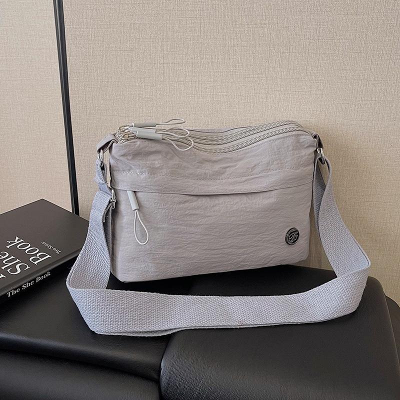 Korean version of fashion women's niche commuter small backpack 2025 new casual and lightweight shoulder messenger bag daily bag