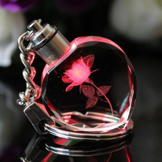 Portachiavi Luminoso in Cristallo a Forma di Cuore - Ciondolo Souvenir Colorato con Logo