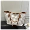 Light Luxury Temperament and Personalized Commuting Hand Tote Bag New Beautiful Niche Design Trendy One-shoulder Armpit Bag