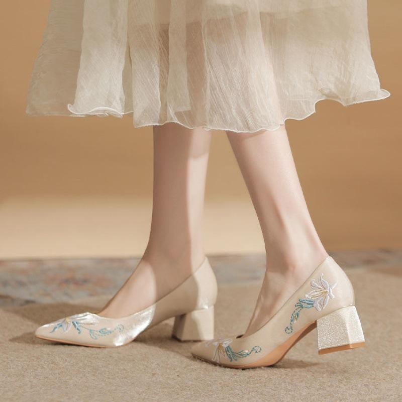 Embroidered single shoes women's new light-colored dress women's shoes are not tired of cheongsam high heels