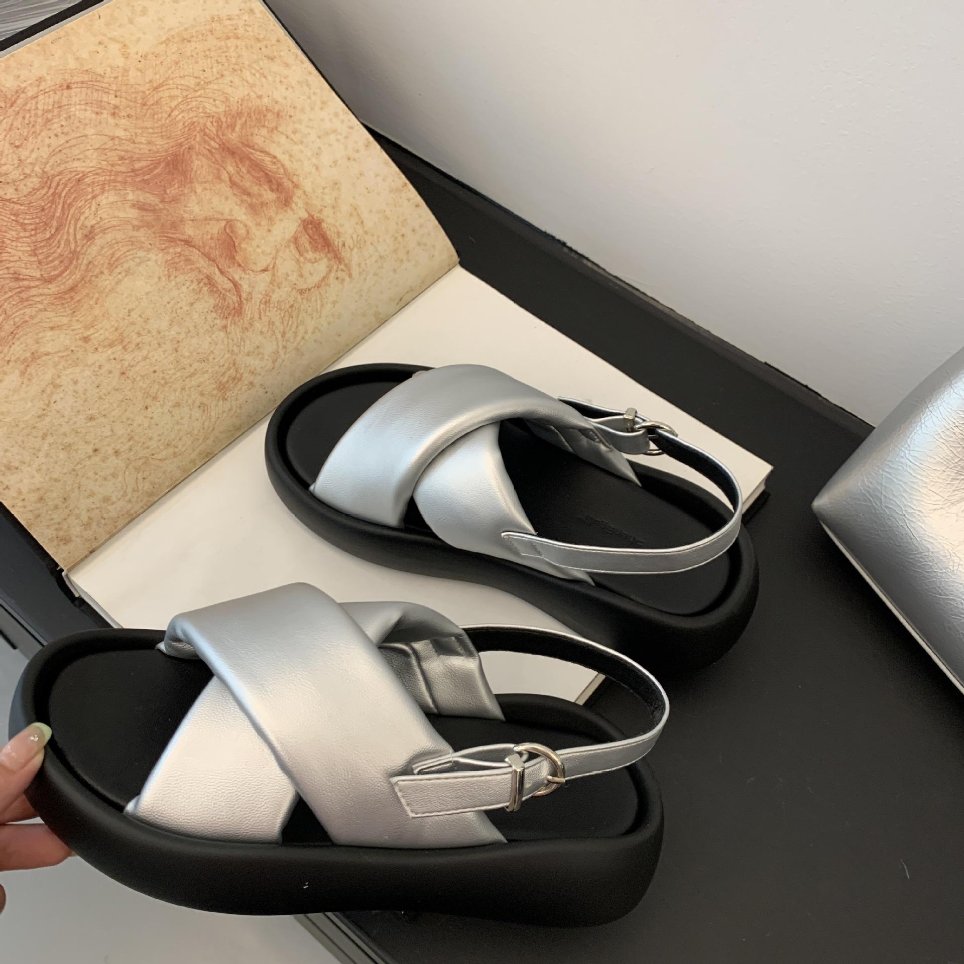 

Сандалии на толстой подошве с крестообразным ремешком, женские, летняя мода 2024 года, универсальные, с открытым носком, на одной пуговице, повседневные, модные, губчатые туфли 40 серебряный