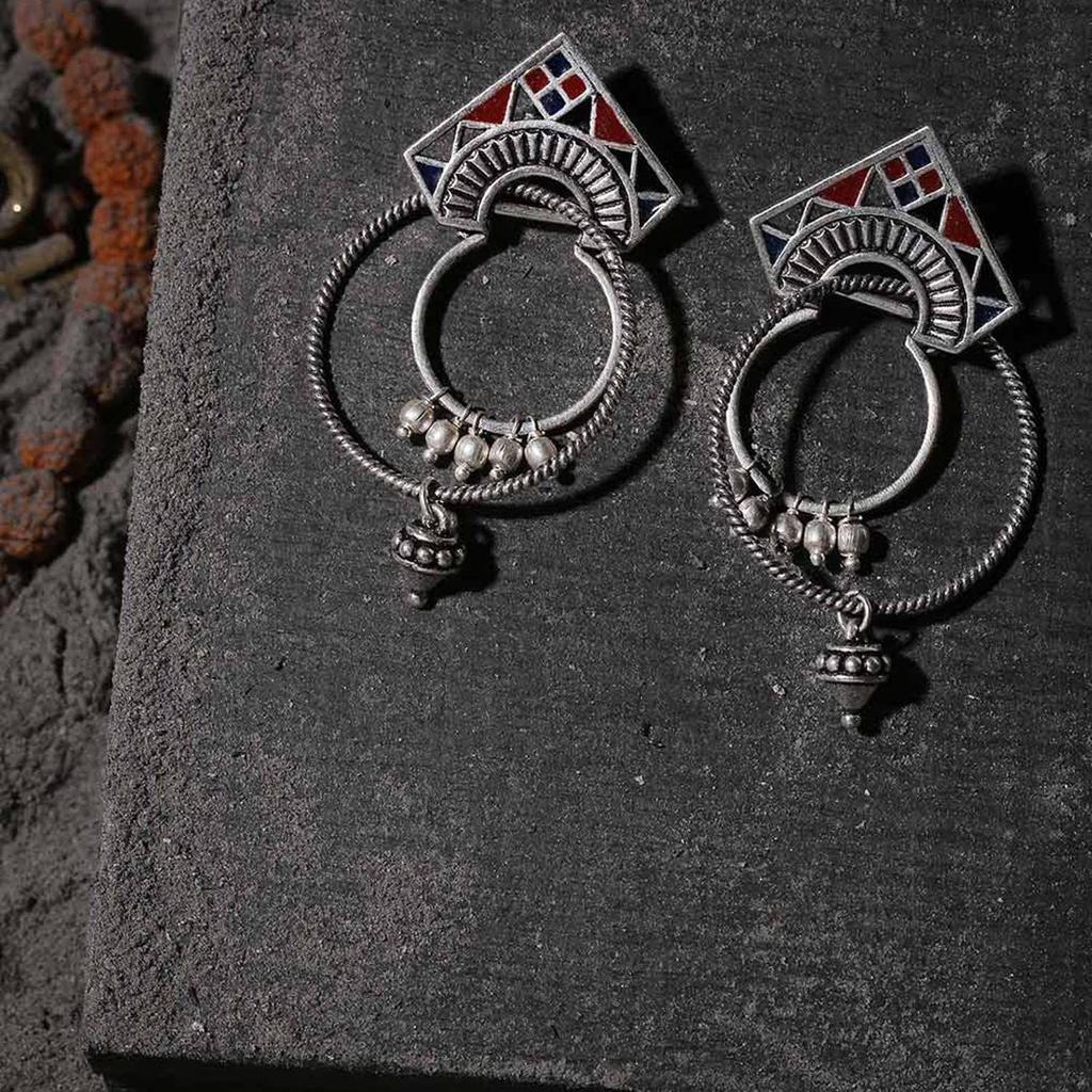 Moksha-Creolen aus Messing und Silber, oxidiert, mit weißen Perlen für Frauen und Mädchen